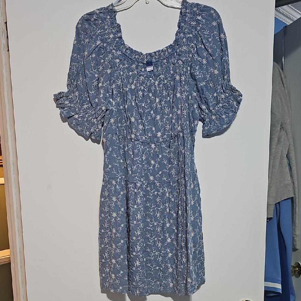 Old Navy Chambray Embroidered Blue Dress Sz Medium Cotton Pockets Game Day UNC